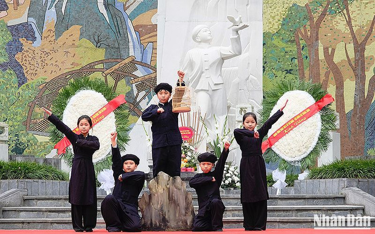 Đội viên, thiếu nhi Cao Bằng tái hiện quá trình hoạt động cách mạng của Đội Nhi đồng cứu quốc đầu tiên.