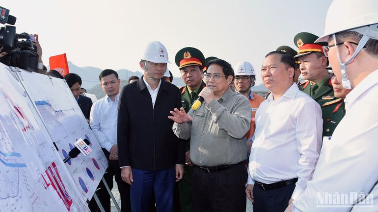 Thủ tướng Phạm Minh Chính chỉ đạo các đơn vị thi công dự án Nhà máy Thủy điện Hoà Bình mở rộng. Thủ tướng Phạm Minh Chính chỉ đạo các đơn vị thi công dự án Nhà máy Thủy điện Hoà Bình mở rộng.