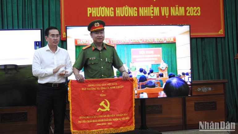 Lãnh đạo Tỉnh ủy Ninh Thuận trao, tặng Cờ thi đua cho 1 tập thể; Bằng khen cho 3 tập thể và 20 cá nhân đạt tiêu chuẩn “Hoàn thành xuất sắc nhiệm vụ” tiêu biểu 5 năm liền (2018-2022). Lãnh đạo Tỉnh ủy Ninh Thuận trao, tặng Cờ thi đua cho 1 tập thể; Bằng khen cho 3 tập thể và 20 cá nhân đạt tiêu chuẩn “Hoàn thành xuất sắc nhiệm vụ” tiêu biểu 5 năm liền (2018-2022).