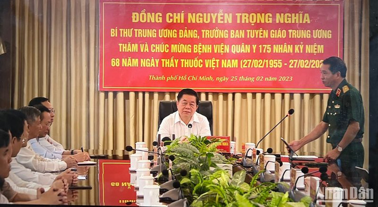 Thiếu tướng, Giám đốc bệnh viện quân y 175 Trần Quốc Việt báo cáo những hoạt động nổi bật trong năm 2022 của bệnh viện quân y 175.