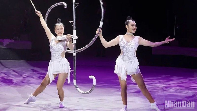 Tiết mục xiếc trong chương trình "Những cánh hồng bay"