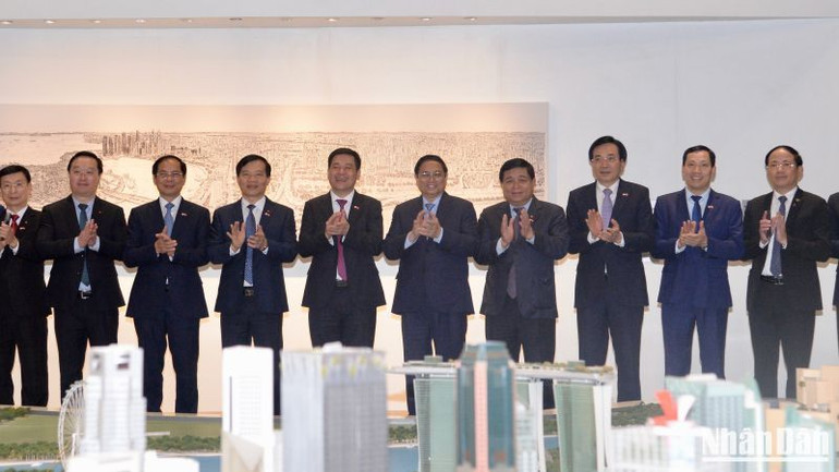 Thủ tướng Phạm Minh Chính thăm Triển lãm quy hoạch quốc gia thông minh Singapore.