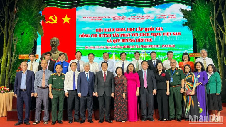 Lãnh đạo tham dự hội thảo và gia đình chụp ảnh lưu niệm sau hội thảo.