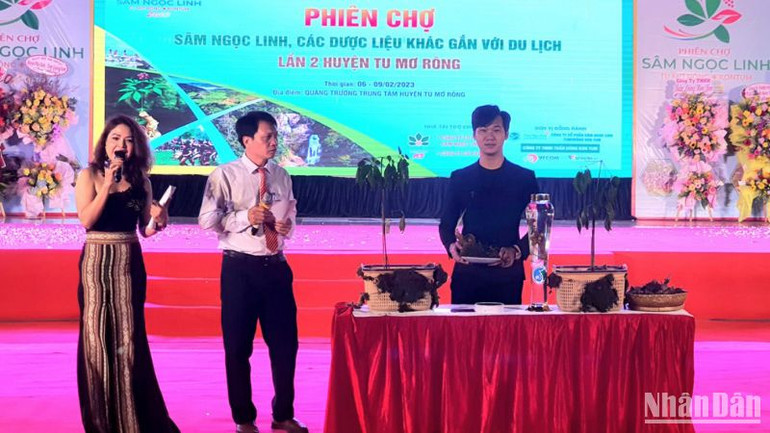 Anh Nguỵ Hoàng Tây (bên phải) đến từ Quảng Nam đã đấu giá thành công củ sâm Ngọc Linh giải Nhất với giá 250 triệu đồng.