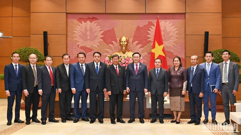 Chủ tịch Quốc hội Vương Đình Huệ và Phó Chủ tịch Quốc hội Lào Khambay Damlath cùng các đại biểu tại buổi tiếp. (Ảnh: Duy Linh)