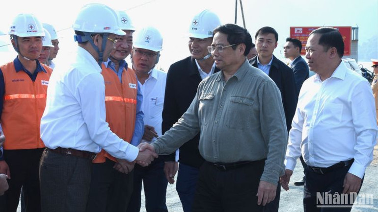 Thủ tướng Phạm Minh Chính thăm các đơn vị thi công trên công trường xây dựng Nhà máy Thủy điện Hoà Bình mở rộng. Thủ tướng Phạm Minh Chính thăm các đơn vị thi công trên công trường xây dựng Nhà máy Thủy điện Hoà Bình mở rộng.