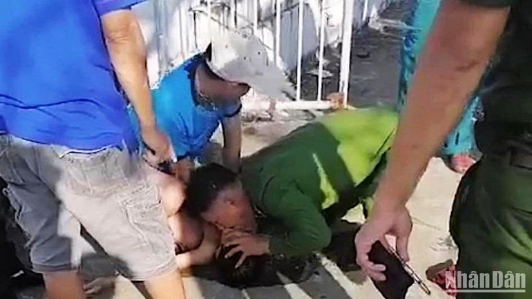 Các chiến sĩ nỗ lực hô hấp nhân tạo, cứu sống nam học sinh bị đuối nước. Các chiến sĩ nỗ lực hô hấp nhân tạo, cứu sống nam học sinh bị đuối nước.