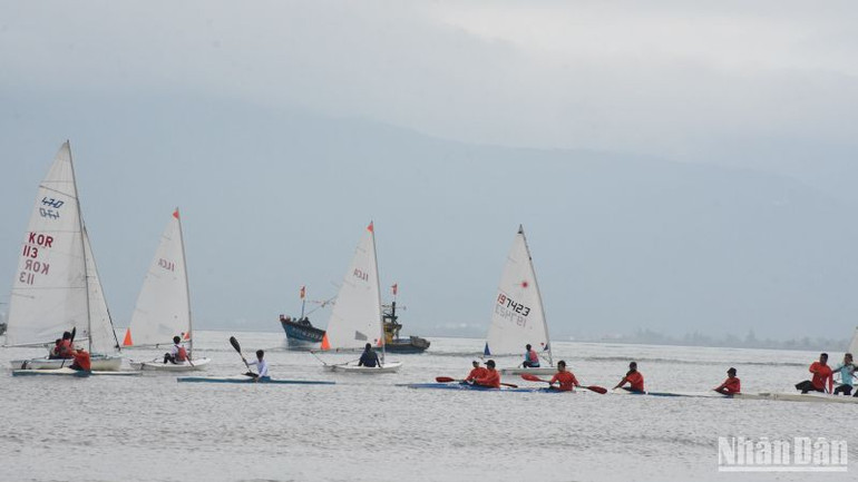 Các hoạt động sôi nổi diễn ra trên biển.