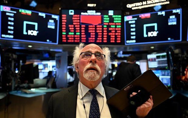 Giao dịch viên tại sàn giao dịch chứng khoán ở New York (Mỹ). (Ảnh: AFP/TTXVN)