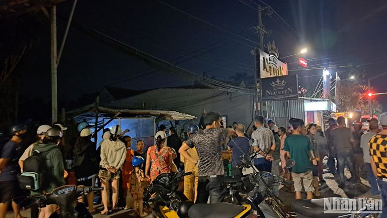 Người dân xem vụ tai nạn giao thông làm cháu bé 2 tuổi tử vong.