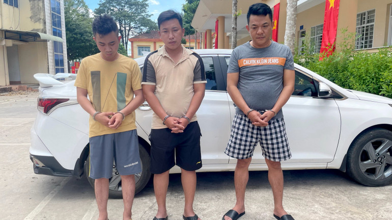 3 đối tượng Nghĩa, Hiếu, Chung (từ phải qua trái) tại cơ quan điều tra. 3 đối tượng Nghĩa, Hiếu, Chung (từ phải qua trái) tại cơ quan điều tra.