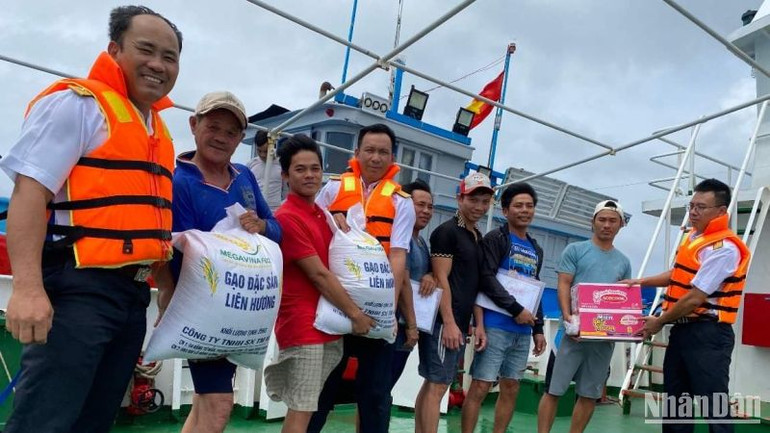 Cán bộ, chiến sĩ trên các tàu làm nhiệm vụ tại vùng biển Trường Sa tiếp cận và hỗ trợ bà con ngư dân các thực phẩm thiết yếu như gạo, mỳ tôm.