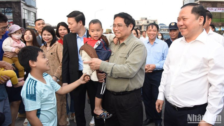 Thủ tướng Phạm Minh Chính với người dân sinh sống ở Khu nhà ở xã hội tại phường Quỳnh Lâm, Thành phố Hòa Bình. Thủ tướng Phạm Minh Chính với người dân sinh sống ở Khu nhà ở xã hội tại phường Quỳnh Lâm, Thành phố Hòa Bình.