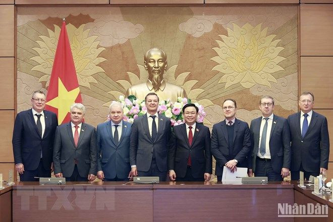 Chủ tịch Quốc hội Vương Đình Huệ và Phó Chủ tịch thứ nhất Hội đồng Liên bang Nga Andrey Yastkin chụp ảnh lưu niệm với đại biểu hai nước tại buổi tiếp. (Ảnh: DUY LINH)