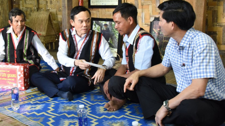 Phó Thủ tướng Chính phủ Trần Lưu Quang (thứ 3 từ phải sang) đến thăm và làm việc tại làng Đê Kjêng, xã Ayun, huyện Mang Yang.