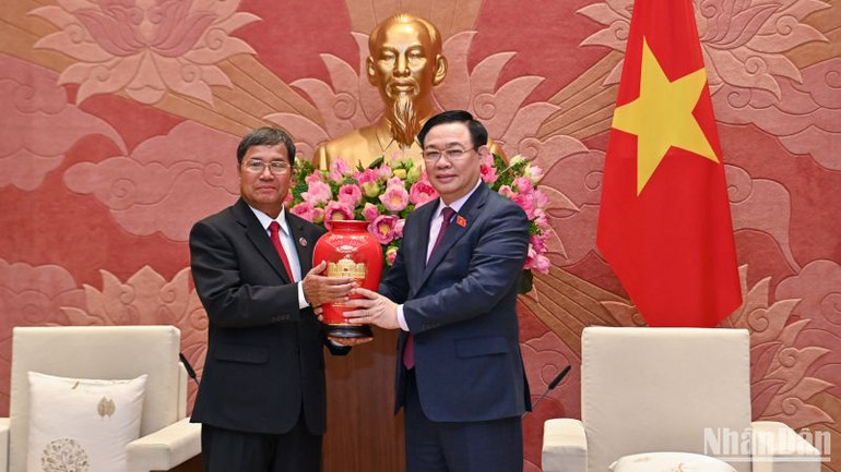 Chủ tịch Quốc hội Vương Đình Huệ tặng quà lưu niệm cho Phó Chủ tịch Quốc hội Lào Khambay Damlath. (Ảnh: Duy Linh)