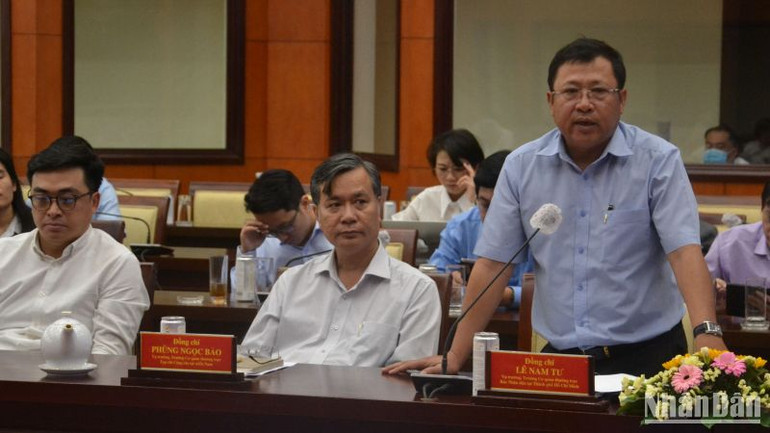Đồng chí Lê Nam Tư, Trưởng Cơ quan Thường trực tại Thành phố Hồ Chí Minh, đóng góp ý kiến tại buổi họp mặt.