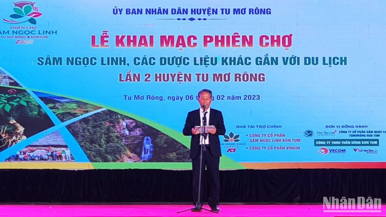 Chủ tịch Ủy ban nhân dân huyện Tu Mơ Rông Võ Trung Mạnh phát biểu tại Lễ khai mạc phiên chợ.