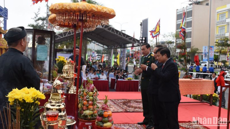 Lãnh đạo địa phương dâng hương.