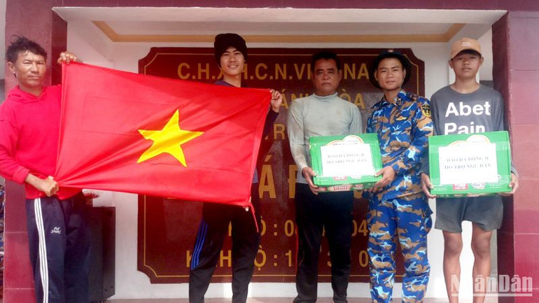 Cán bộ, chiến sĩ trên đảo Đá Đông, huyện đảo Trường Sa (Khánh Hòa) hỗ trợ lương thực, thực phẩm cho ngư dân.