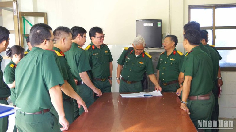 Đoàn công tác kiểm tra thực tế tại Bệnh viện Quân dân y tỉnh Sóc Trăng.