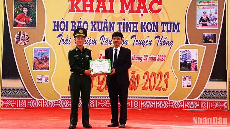 Trao tượng trưng các ấn phẩm báo Xuân Quý Mão 2023 cho Bộ Chỉ huy Bộ đội Biên phòng tỉnh Kon Tum. Trao tượng trưng các ấn phẩm báo Xuân Quý Mão 2023 cho Bộ Chỉ huy Bộ đội Biên phòng tỉnh Kon Tum.