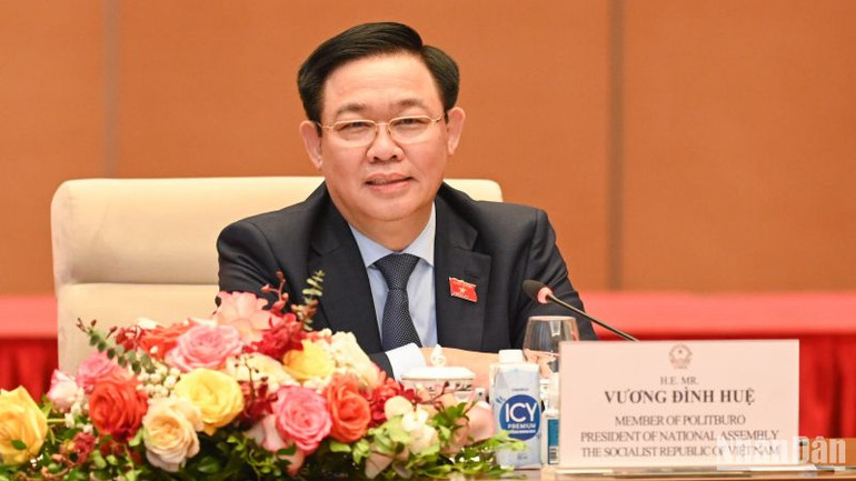 Chủ tịch Quốc hội Vương Đình Huệ trao đổi với các doanh nghiệp tại buổi làm việc. (Ảnh: Duy Linh)