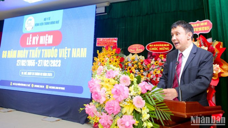 GS.TS Phạm Như Hiệp, Giám đốc Bệnh viện Trung ương Huế, phát biểu tại lễ kỷ niệm.