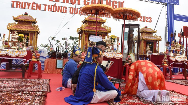 Các bậc lão thành với phần nghi lễ tôn nghiêm nhất của lễ hội.