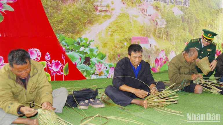 Hội thi đan mây, tre - nghề truyền thống của đồng bào Ma Coong.