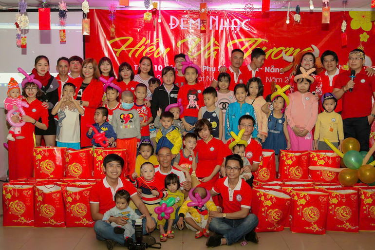 Anh Trần Phước Hùng và các thành viên trong CLB máu nóng “Hiểu và Thương” cùng các nhà hảo tâm tổ chức đêm nhạc gây quỹ tặng quà cho bệnh nhi nghèo tại Bệnh viện Phụ sản-Nhi Đà Nẵng.