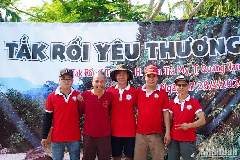 Anh Trần Phước Hùng và các thành viên trong CLB máu nóng “Hiểu và Thương” trong chuyến đi trao quà từ thiện cho đồng bào tại làng Tắk Rối (huyện Nam Trà My, tỉnh Quảng Nam).