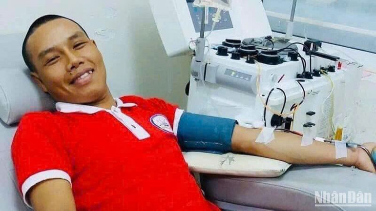 Anh Trần Phước Hùng trong một lần trực tiếp hiến tiểu cầu cứu sống bệnh nhân.