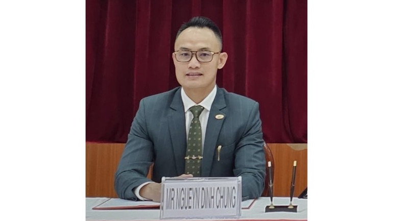 Anh Nguyễn Đình Chung, Việt kiều Lào.