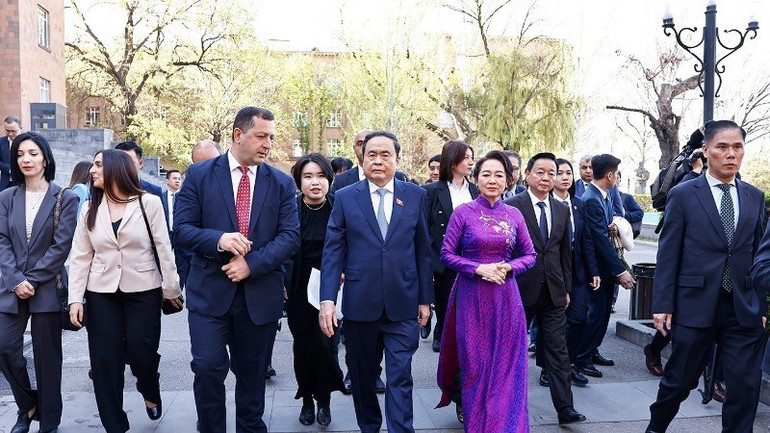 Chủ tịch Quốc hội Trần Thanh Mẫn và Phu nhân thăm Trường đại học Tổng hợp Quốc gia Yerevan. (Ảnh: Doãn Tấn/TTXVN)