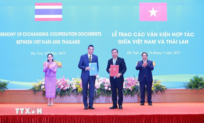 Thủ tướng Phạm Minh Chính và Thủ tướng Thái Lan Paetongtarn Shinawatra chứng kiến trao Bản ghi nhớ giữa Bộ Công thương Việt Nam và Bộ Thương mại Vương quốc Thái Lan về hợp tác trong lĩnh vực kinh tế và thương mại. (Ảnh: Dương Giang/TTXVN) Thủ tướng Phạm Minh Chính và Thủ tướng Thái Lan Paetongtarn Shinawatra chứng kiến trao Bản ghi nhớ giữa Bộ Công thương Việt Nam và Bộ Thương mại Vương quốc Thái Lan về hợp tác trong lĩnh vực kinh tế và thương mại. (Ảnh: Dương Giang/TTXVN)