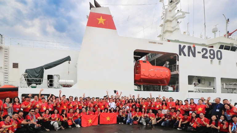 Đoàn công tác Hội Nhà báo Việt Nam gồm 100 cán bộ lãnh đạo các cơ quan báo chí; các phóng viên, biên tập viên đến từ mọi miền Tổ quốc. (Ảnh: TRẦN THÀNH ĐẠT) Đoàn công tác Hội Nhà báo Việt Nam gồm 100 cán bộ lãnh đạo các cơ quan báo chí; các phóng viên, biên tập viên đến từ mọi miền Tổ quốc. (Ảnh: TRẦN THÀNH ĐẠT)