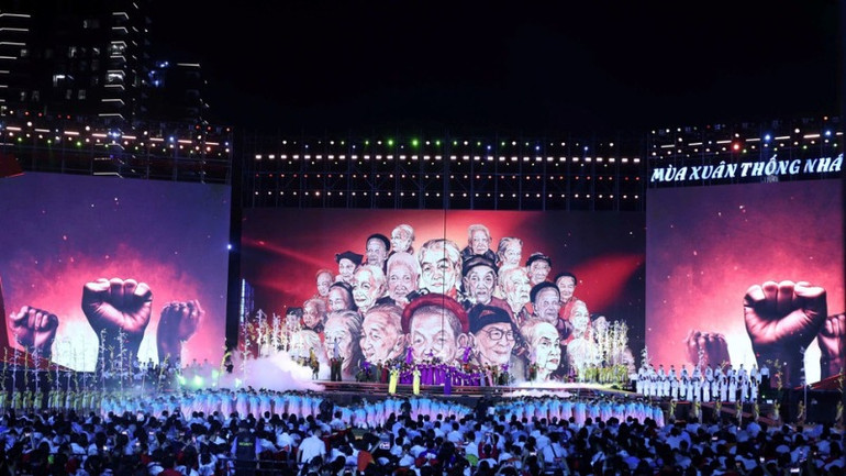 Một tiết mục nghệ thuật tại chương trình. (Ảnh: Thống Nhất/TTXVN) Một tiết mục nghệ thuật tại chương trình. (Ảnh: Thống Nhất/TTXVN)