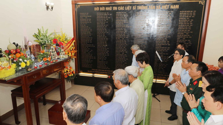 Đại diện lãnh đạo Thông tấn xã Việt Nam các thời kỳ dâng hương tưởng nhớ, tri ân các liệt sĩ-nhà báo. (Ảnh: Thành Phương/TTXVN) Đại diện lãnh đạo Thông tấn xã Việt Nam các thời kỳ dâng hương tưởng nhớ, tri ân các liệt sĩ-nhà báo. (Ảnh: Thành Phương/TTXVN)