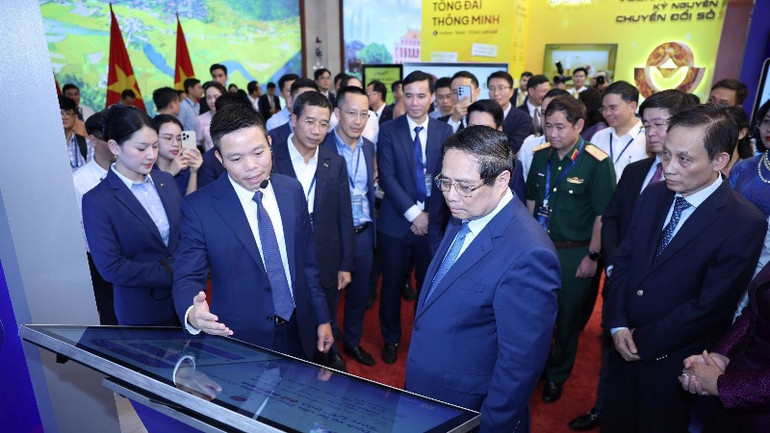 Thủ tướng Phạm Minh Chính thăm quan gian hàng công nghệ MB tại sự kiện.