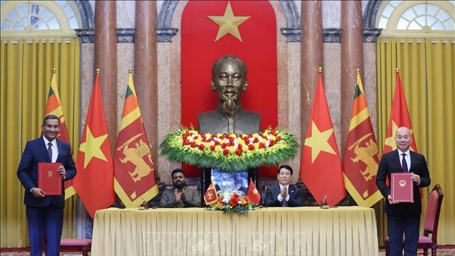 Chủ tịch nước Lương Cường và Tổng thống Sri Lanka Anura Kumara Dissanayaka chứng kiến trao văn kiện hợp tác về hợp tác xúc tiến thương mại giữa Cục Xúc tiến thương mại (Bộ Công thương Việt Nam) và Ban Phát triển xuất khẩu Sri Lanka thuộc Bộ Công nghiệp và Phát triển doanh nghiệp Sri Lanka. (Ảnh: Lâm Khánh/TTXVN) Chủ tịch nước Lương Cường và Tổng thống Sri Lanka Anura Kumara Dissanayaka chứng kiến trao văn kiện hợp tác về hợp tác xúc tiến thương mại giữa Cục Xúc tiến thương mại (Bộ Công thương Việt Nam) và Ban Phát triển xuất khẩu Sri Lanka thuộc Bộ Công nghiệp và Phát triển doanh nghiệp Sri Lanka. (Ảnh: Lâm Khánh/TTXVN)