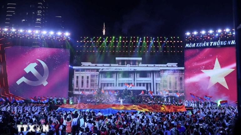 Biểu diễn nghệ thuật tại Chương trình. (Ảnh: Thống Nhất/TTXVN) Biểu diễn nghệ thuật tại Chương trình. (Ảnh: Thống Nhất/TTXVN)