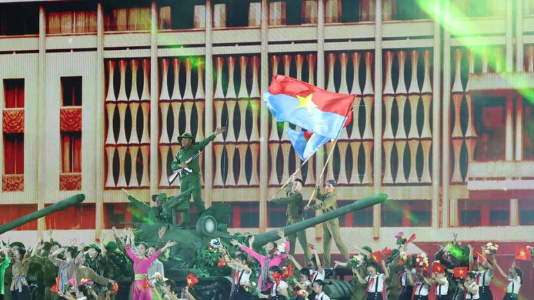 Chương trình được chia làm 3 chương, gồm Nỗi đau chia cắt và con đường thống nhất; Mùa xuân hòa bình; Mùa xuân của kỷ nguyên mới. (Ảnh: Thống Nhất/TTXVN) Chương trình được chia làm 3 chương, gồm Nỗi đau chia cắt và con đường thống nhất; Mùa xuân hòa bình; Mùa xuân của kỷ nguyên mới. (Ảnh: Thống Nhất/TTXVN)