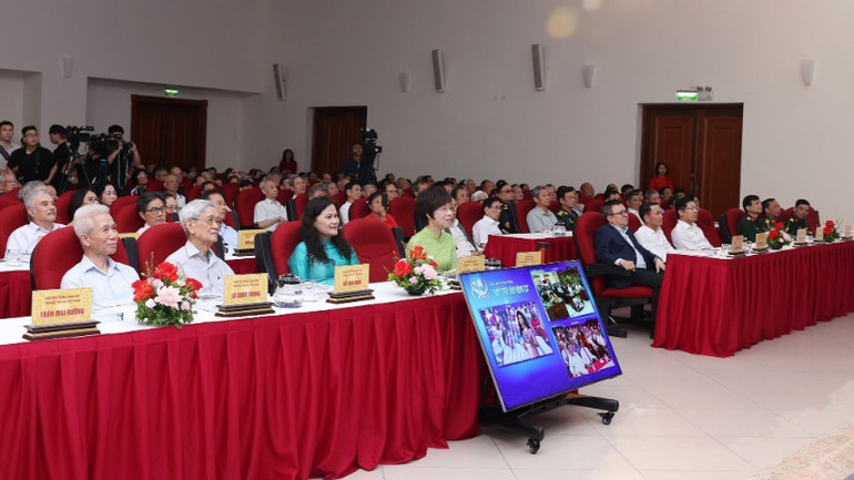 Các đại biểu dự chương trình gặp mặt và tọa đàm "Viết tiếp bản hùng ca." (Ảnh: Quốc Khánh/TTXVN) Các đại biểu dự chương trình gặp mặt và tọa đàm "Viết tiếp bản hùng ca." (Ảnh: Quốc Khánh/TTXVN)