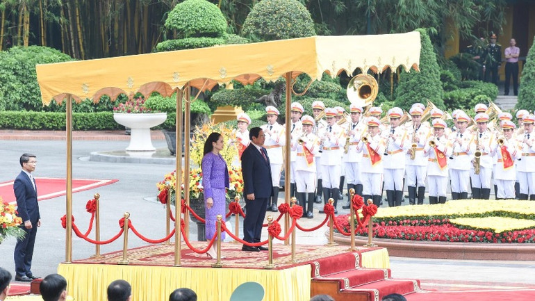 Thủ tướng Phạm Minh Chính và Thủ tướng Vương quốc Thái Lan Paetongtarn Shinawatra thực hiện nghi lễ chào cờ hai nước.