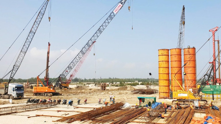 Công trường Khu bến cảng nước sâu Mỹ Thủy ở huyện Hải Lăng.