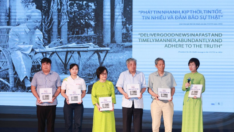 Tổng Giám đốc Thông tấn xã Việt Nam Vũ Việt Trang trao tặng cuốn sách cho các khách mời tham dự tọa đàm “Viết tiếp bản hùng ca.” (Ảnh: Hoài Nam/Vietnam+) Tổng Giám đốc Thông tấn xã Việt Nam Vũ Việt Trang trao tặng cuốn sách cho các khách mời tham dự tọa đàm “Viết tiếp bản hùng ca.” (Ảnh: Hoài Nam/Vietnam+)