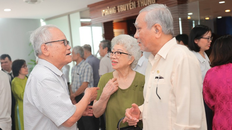 Những khoảnh khắc gặp gỡ xúc động. (Ảnh: Hoài Nam/Vietnam+) Những khoảnh khắc gặp gỡ xúc động. (Ảnh: Hoài Nam/Vietnam+)