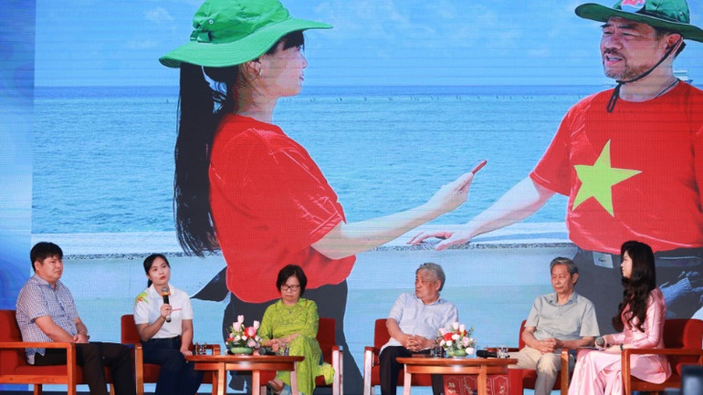 Phóng viên Cao Thị Thùy Giang (thứ hai từ trái sang), Báo điện tử VietnamPlus chia sẻ cảm xúc tại tọa đàm. (Ảnh: Hoài Nam/Vietnam+) Phóng viên Cao Thị Thùy Giang (thứ hai từ trái sang), Báo điện tử VietnamPlus chia sẻ cảm xúc tại tọa đàm. (Ảnh: Hoài Nam/Vietnam+)