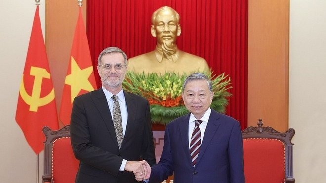 Tổng Bí thư Tô Lâm tiếp Đại sứ Pháp tại Việt Nam Olivier Brochet. (Ảnh: Thống Nhất/TTXVN) Tổng Bí thư Tô Lâm tiếp Đại sứ Pháp tại Việt Nam Olivier Brochet. (Ảnh: Thống Nhất/TTXVN)